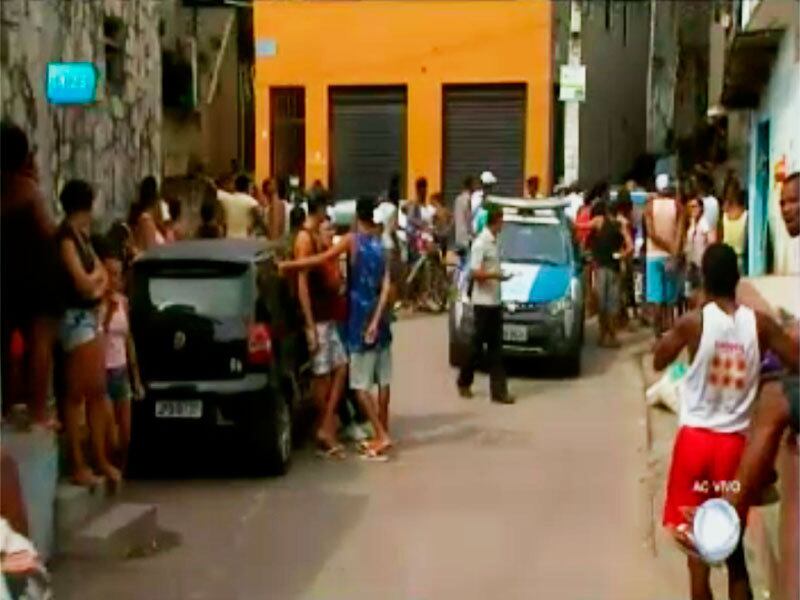 Populares se aglomeraram no local do crime