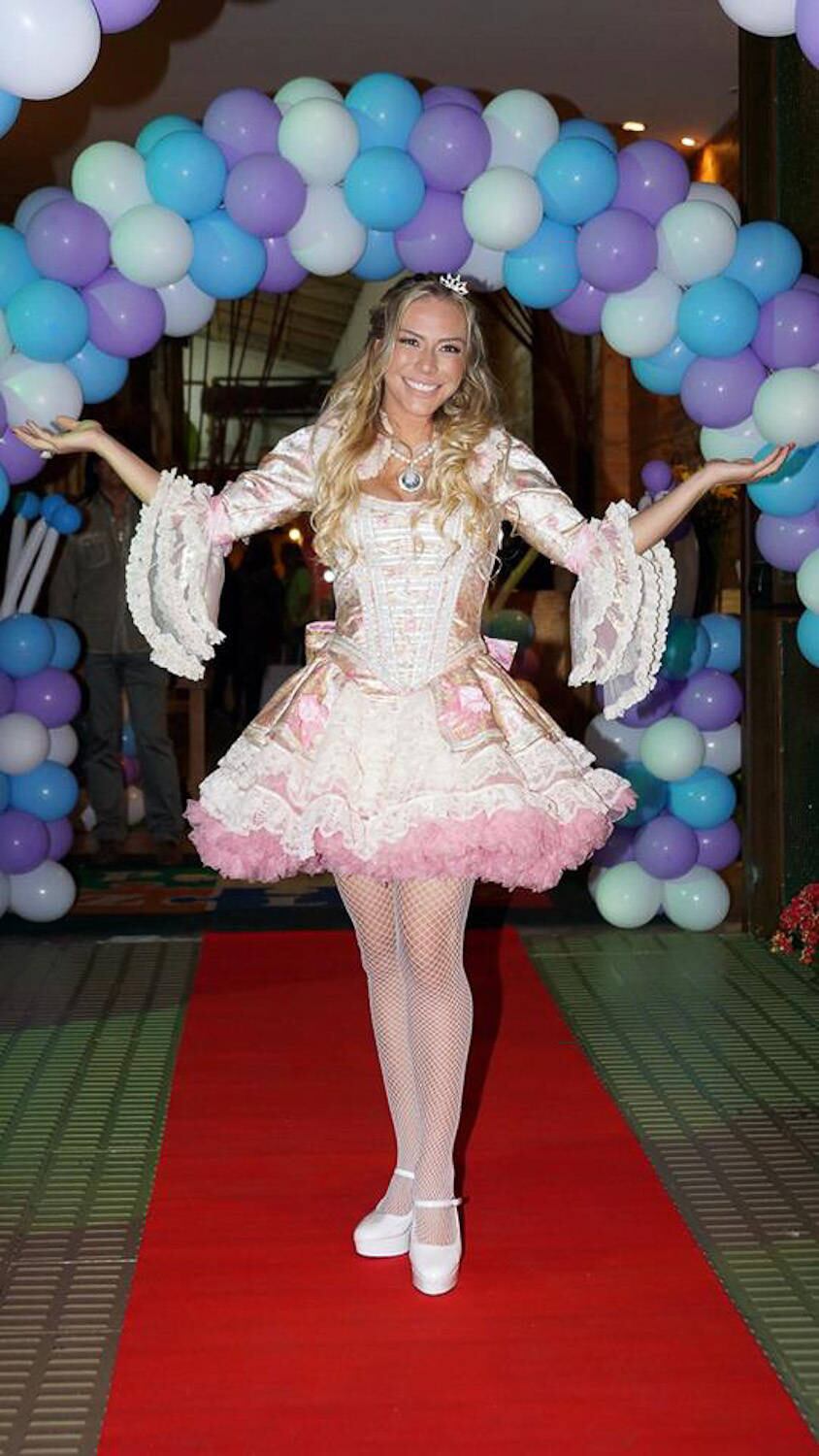 Janaina Jacobina comemora aniversário vestida de princesa da animação Frozen