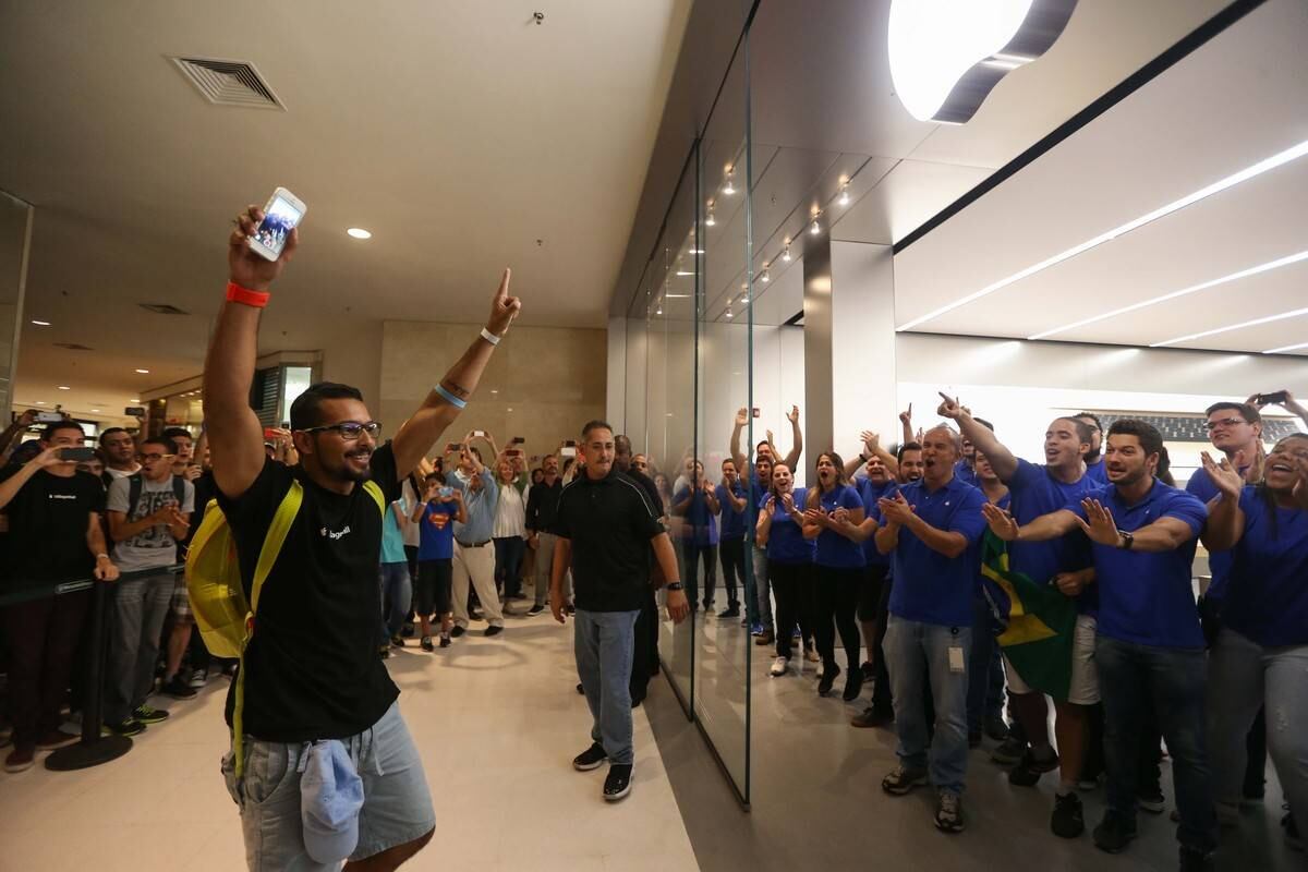 Primeiros clientes foram recebidos em clima de festa pelos funcionários da loja