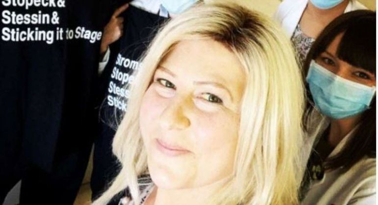Professora recebeu presente que permite abraçar pessoas mesmo no isolamento social