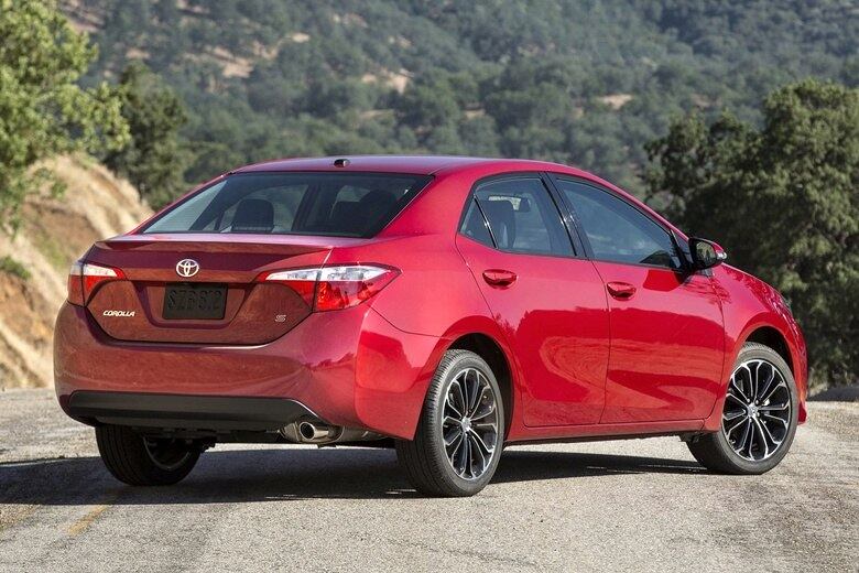 Visto de trás o Corolla americano conta com lanternas, para-choques e tampa do porta-malas redesenhados

VEJA TAMBÉM

> Conheça a nova geração do Toyota Corolla norte-americano

> Inundações na Alemanha "engolem" concessionárias e dezenas de carrões de luxo são perdidos

Quer saber tudo sobre carros? Acesse R7.com/carros
