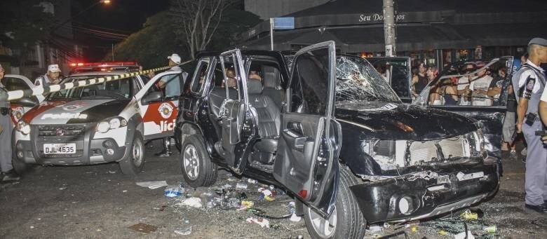 Foliões depredaram o carro e tentaram linchar o motorista após o acidente