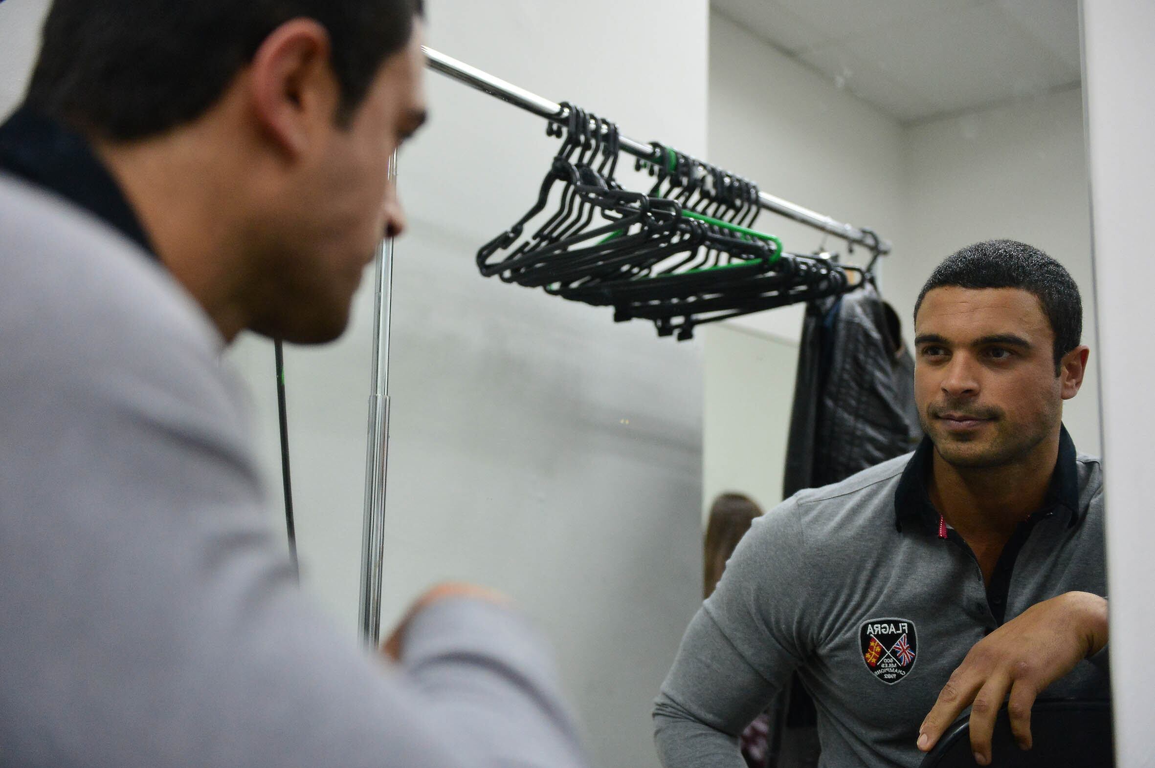 O modelo, integrante da Fazenda 5, conheceu a ex-peoa no Carnaval de 2013, foram flagrados juntos em julho. Contudo, as fotos levantaram suspeitas de armação
