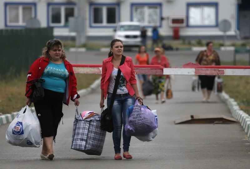 Refugiados caminham de Donetsk,
na Ucrânia, em direção à Rússia. A região vive um intenso conflito separatista
há meses