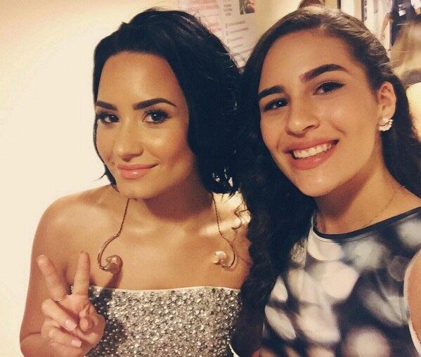 Lívian Aragão abriu o sorrisão ao lado de Demi Lovato