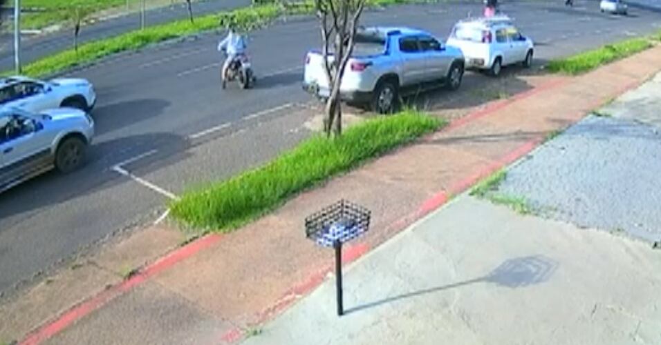 Imagens de câmeras de segurança registraram a ação, ocorrida em uma das avenidas mais movimentadas da cidade