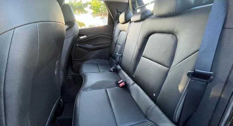 Bancos traseiros tem um bom nível de acabamento e comportam três pessoas