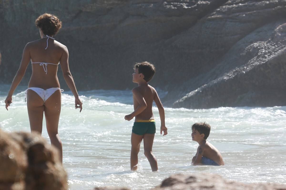 Sophie Charlotte e Daniel de Oliveira se divertem em praia com a família