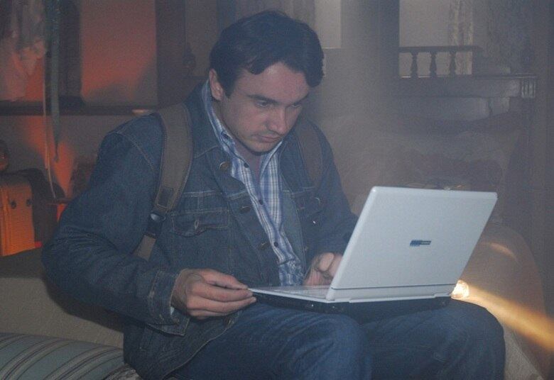 Joca invade a casa de Heleninha na busca por informações sobre o crime