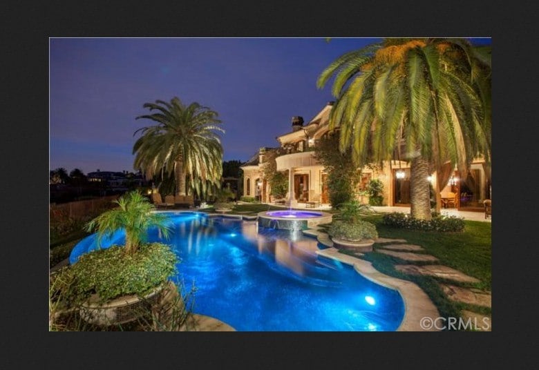 21- Newport Coast, Califórnia — Código Postal: 92657

Na região ao lado do parque estadual de Crystal Cove, o preço médio dos imóveis é de R$ 9,1 milhões (US$ 3,75 milhões). Há 99 residências à venda na área, e elas ficarão cerca de 143 dias no mercado. Essa casa (foto) custa R$ 71,47 milhões (US$ 29,5 milhões) e fica no endereço Fairway Point, nº 12