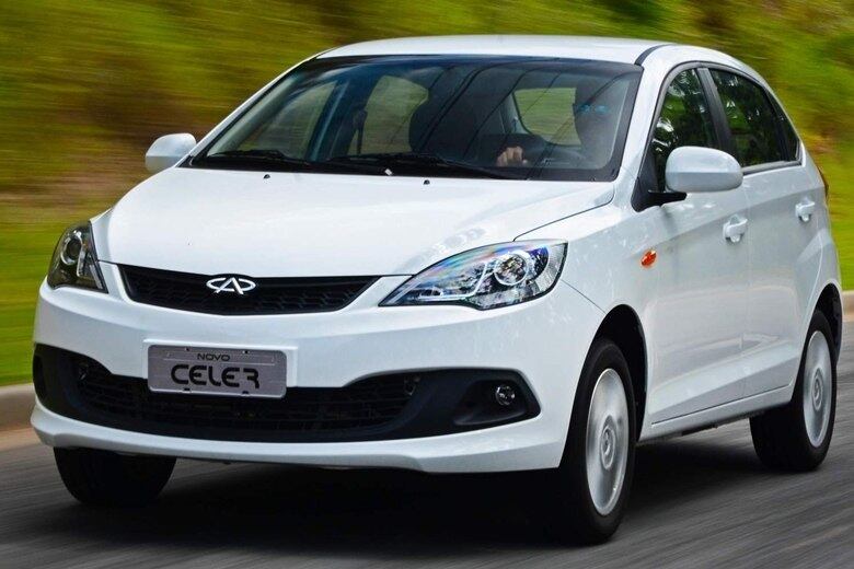7°) Chery Celer Hatch: R$ 38.490 - Vem na configuração de motor 4 cilindros, 1.5 e 113 cv de potência. Tem seus itens de série ar-condicionado, direção hidráulica, vidros e travas elétricos, sensor de ré e rádio. Mesmo custando bem menos que seus concorrentes Chevrolet Onix e Hyundai HB20, ele não faz nem cócegas em vendas nos rivais 