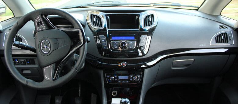 O painel também foi totalmente redesenhado e está mais chique, com molduras em black piano e iluminação azul