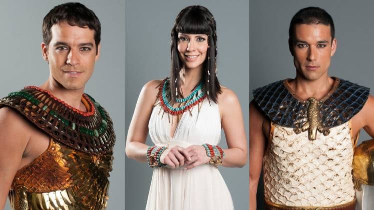 A história de Moisés (Guilherme Winter), Nefertari (Camila Rodrigues) e Ramsés (Sergio Marone) agitaram os capítulos de Os Dez Mandamentos. Os três cresceram juntos no palácio, e a filha de Yunet (Adriana Garambone) se tornou alvo de disputa entre os príncipes, já que nutria sentimentos pelos dois. A seguir, relembre os conflitos amorosos entre o trio e entenda o que aconteceu!