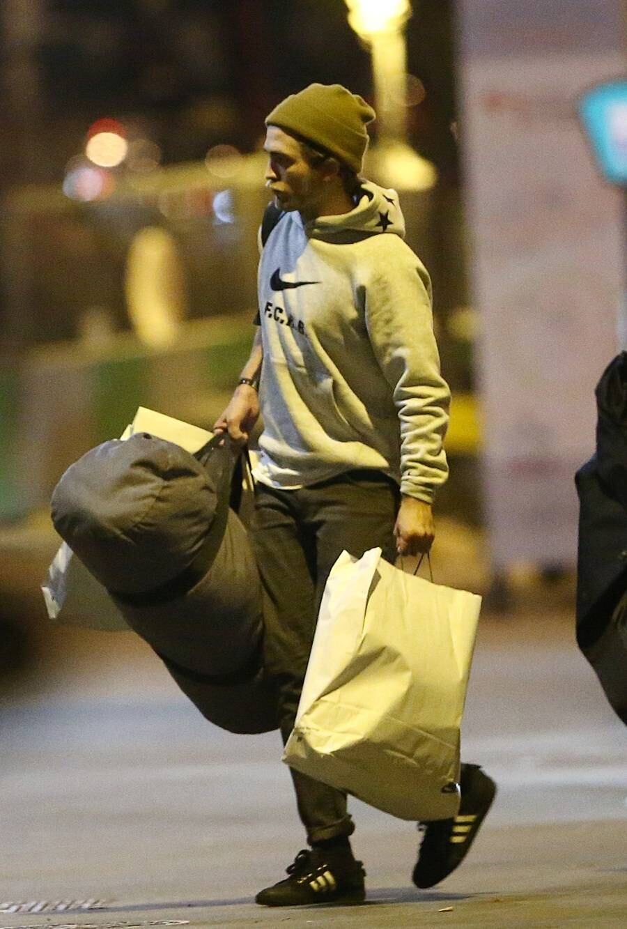 Robert Pattinson estava cheio de malas e sacolas