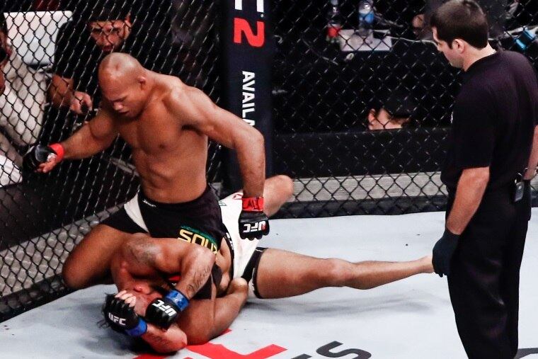 Também no primeiro round, em disputa anterior, Ronaldo Jacaré venceu Vitor Belfort por nocaute técnico, após dominar o adversário em luta no chão 