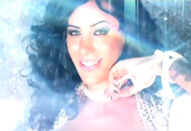 Para a Camila Momforte, a Mc Transnita, o funk foi uma salvação. Ela morou por quase dois anos nas ruas do Rio de Janeiro. Durante esse
tempo, passou fome e sofreu agressões. — É difícil para todo mundo, mas cada um tem uma limitação.
A minha limitação é que eu era uma mendiga transexual moradora de rua. Além do
preconceito por estar na rua e não estar limpa, eu sofria preconceito por ser
diferente. 