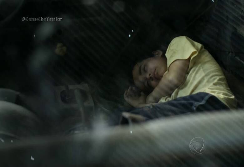 Trancado e respirando o gás venenoso, o garoto quase perdeu a vida