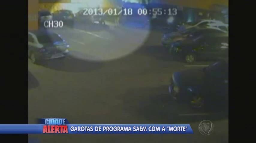 As duas jovens estavam em uma boate de São Bernardo do Campo. Quando as duas decidiram ir embora, apareceu um rapaz
que puxou conversa com as moças. Ele se ofereceu para dar carona as duas
até um terminal de ônibus. As imagens de circuito interno do estabelecimento registrou o trio ir embora