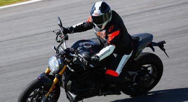 Piloto fica bem vestido