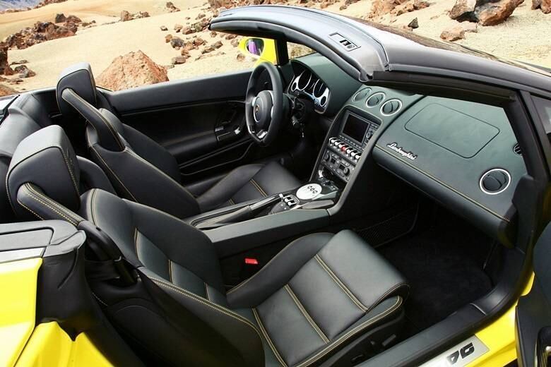 O interior do modelo segue o excelente padrão de acabamento da montadora italiana, com uso de materiais nobres e profusão de recursos eletrônicos 