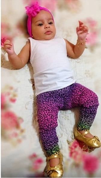 Um dos registros mais estilosos da filha do boleiro é esta foto com o look de onça combinado com laço pink no cabelo