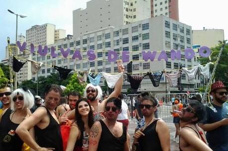 Turma se vestiu de mulher para cantar Wando na Praça da Estação