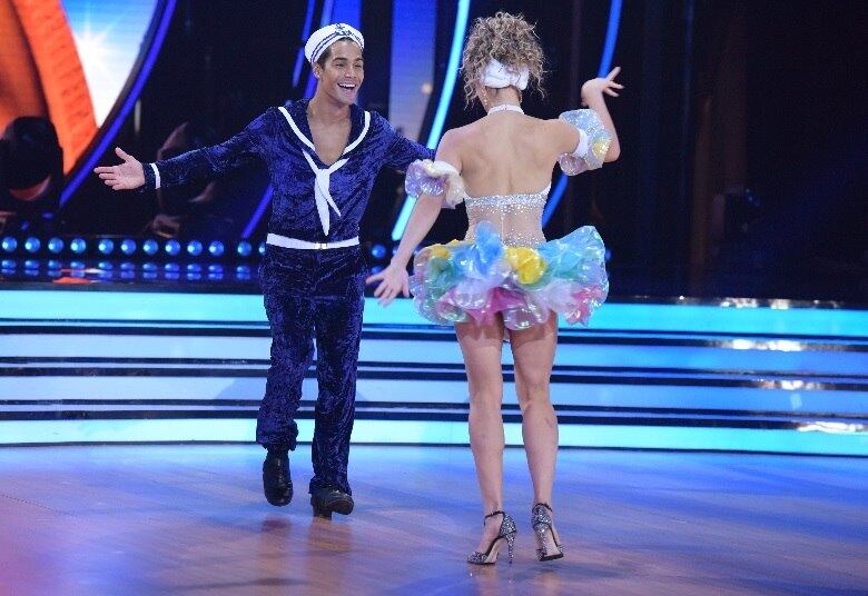 Mika e Bárbara contagiaram a plateia com um número incrível de samba