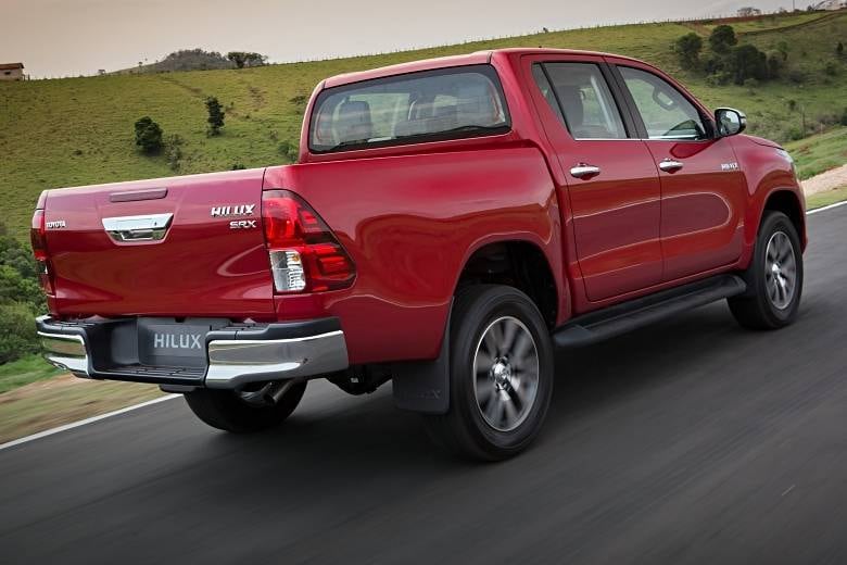 Confira abaixo os preços e versões da nova Hilux:

Hilux 4x4 Chassi 2.8 TDI M/T — R$ 114.860
Hilux 4x4 Cabine Simples 2.8 TDI M/T — R$ 118.690
Hilux 4x4 STD 2.8 TDI M/T — R$ 130.960

Hilux 4x4 SR Cabine Dupla 2.8 TDI A/T — R$ 162.320
Hilux 4x4 SRV Cabine Dupla 2.8 TDI A/T — R$ 177.000
Hilux 4x4 SRX Cabine Dupla 2.8 TDI A/T — R$ 188.120
