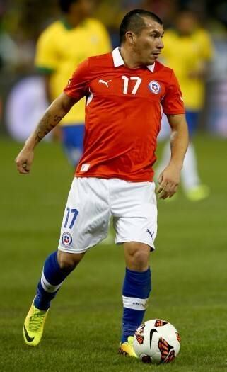 Assim como Otamendi, Gary Medel é considerado um zagueiro baixo para os padrões do futebol, mas com um "agravante": enquanto o argentino tem 1.83 m, o chileno possui apenas 1.71 m. Mesmo assim, da mesma forma que o camisa 17 da Argentina, Medel está na seleção da competição pelo segundo ano consecutivo