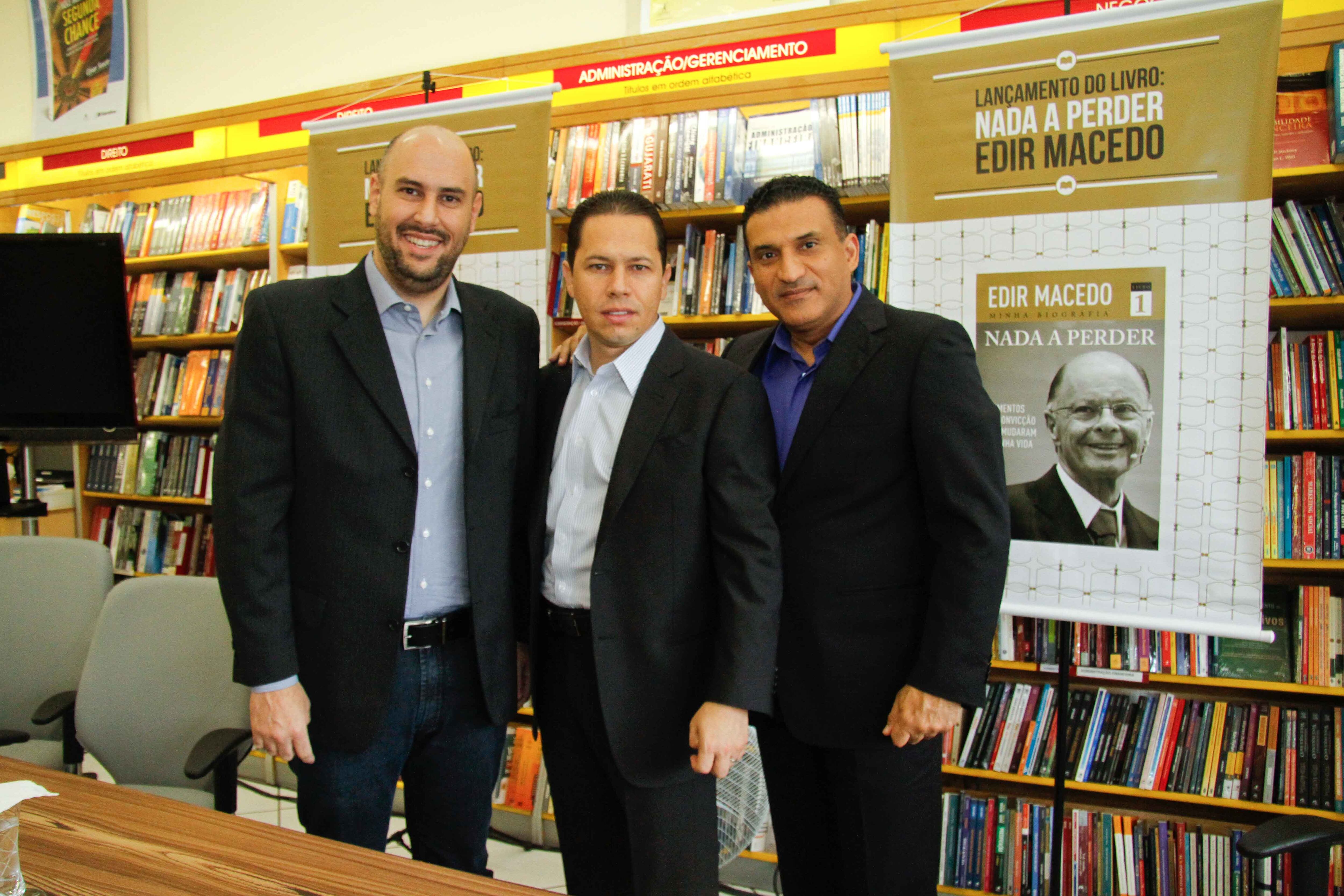 Douglas Tavolaro, vice-presidente de jornalismo da Record e os bispos Jadson Santos e Guaracy Santos autografaram exemplares de Nada a Perder neste sábado