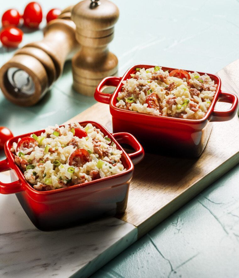 Tem
sobra de arroz na geladeira e falta tempo para montar um cardápio elaborado?
Não tem problema, é só fazer um Arroz Cremoso Apimentado com
Linguiça. O preparo leva queijo muçarela, calabresa e requeijão,
entre outros ingredientes que vão alegrar o seu almoço que parecia sem graça. Veja a
receita completa. 