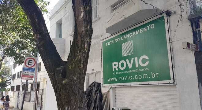 Ao lado da escola (á esquerda da imagem), um prédio que entrará em obras
