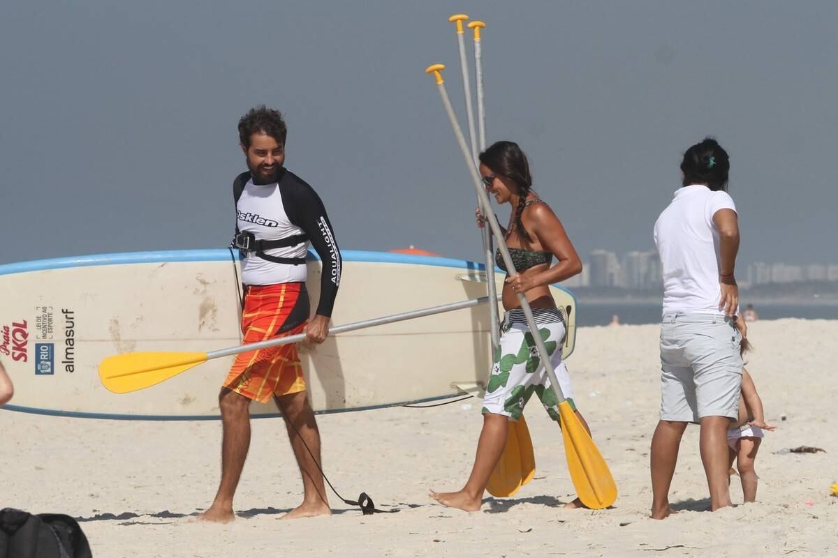 Ela entrou de bermuda na água