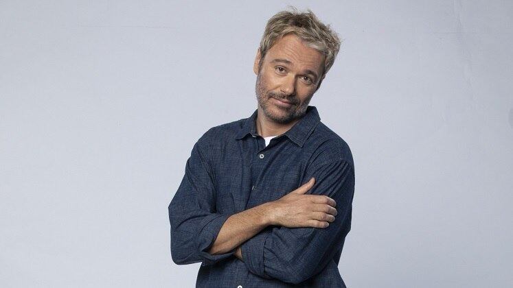 Conhecido na trama de Todas as Garotas em Mim por suas empreitadas sem sucesso, Júlio (Angelo Paes Leme) já teve muitas decepções ao longo da série. Desempregado, ele perdeu uma grande oportunidade de trabalho por conta de seus erros do passado no episódio desta terça-feira (19). Em casa, o personagem tem um relacionamento conturbado com Heloísa (Rhaisa Batista) e as filhas, Mirela (Mharessa) e Melissa (Clara Martins). A seguir, relembre sete momentos em que o personagem se deu mal ao longo da série!