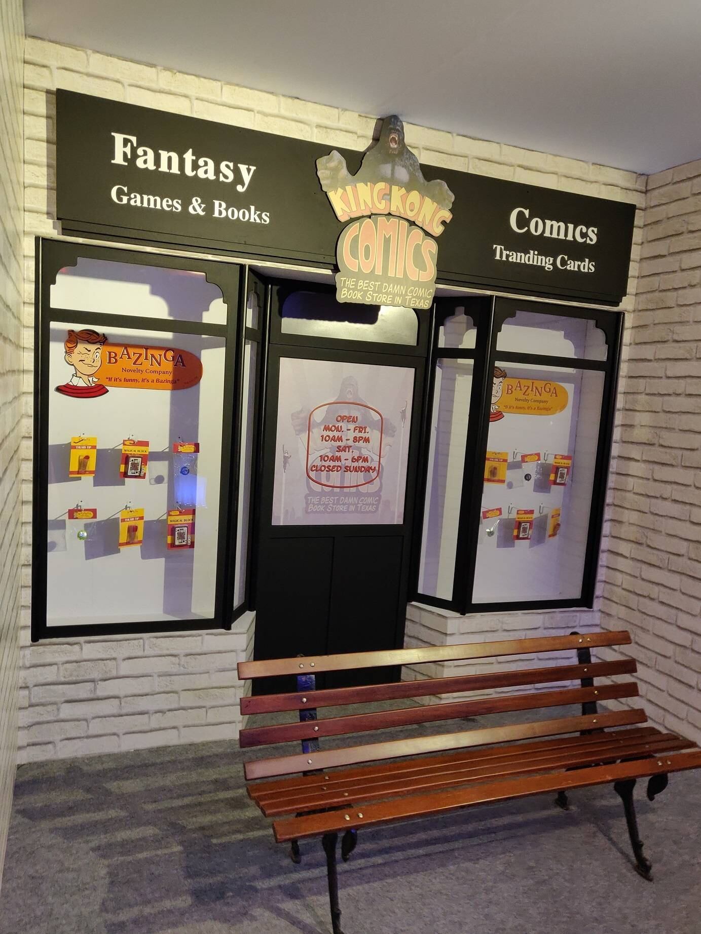 Para os fãs de Big Bang Theory, a tristeza pode ser acalentada apenas pela pequena área reservada à Young Sheldon, com um banco e a loja preferida do protagonista quando criança. Bazinga