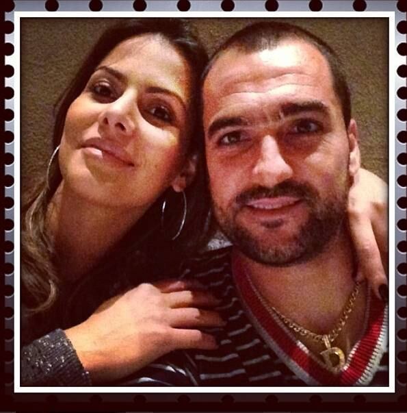 Os dois posam juntinhos para os cliques, e os fãs do jogador elogiam o belo casal