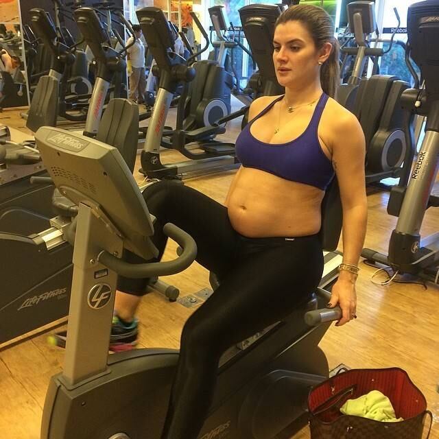 Mirella Santos malha e exibe o barrigão em academia
