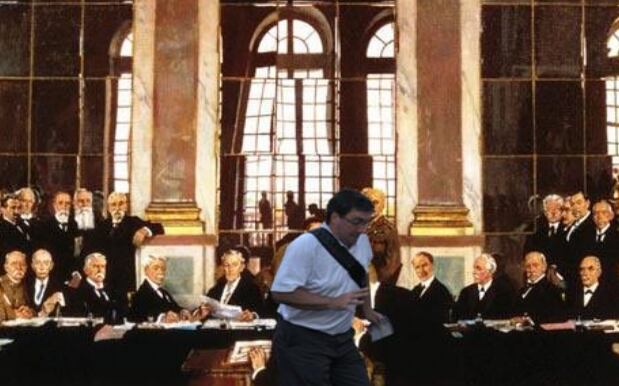 O cara também tirou a concentração de líderes de países europeus que assinavam o Tratado de Versalhes, em 1919, que pôs fim à Primeira Guerra Mundial