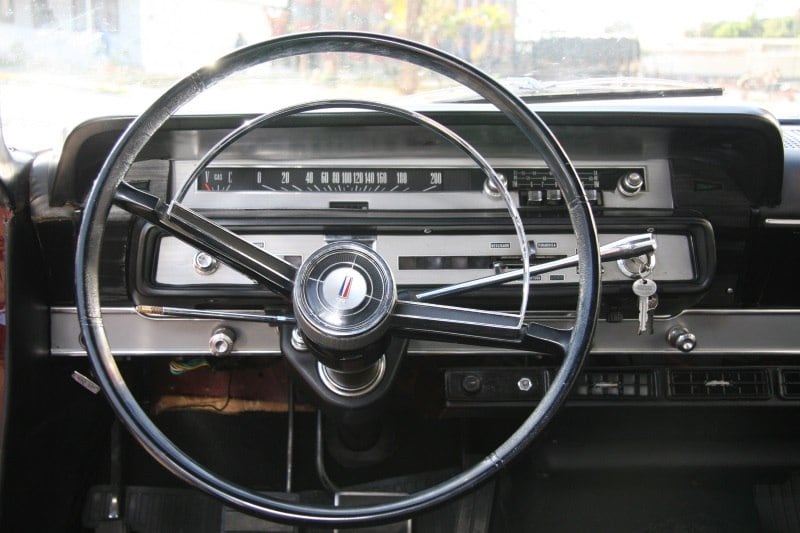 O interior também passou por cuidados especiais. Os
acabamentos foram todos removidos. Os que estavam em boas condições, como
forros de portas, foram limpos e restaurados. Alguns outros componentes foram
substituídos por peças originais