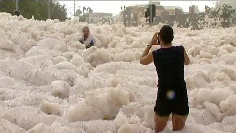 Uma cidade da Austrália ficou coberta por espuma do mar na segunda-feira (28). Leia mais