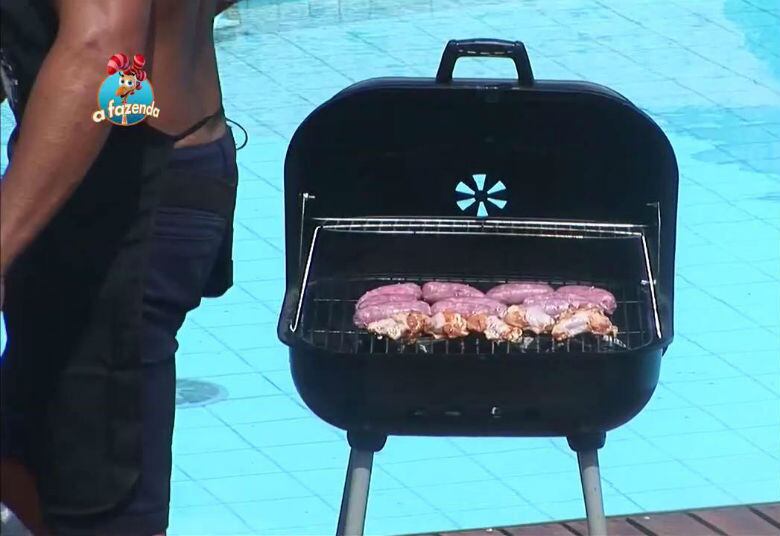 E parece que o churrasco agradou. Os peões tinham à disposição linguiça, frango, queijo coalho e picanha

+ Peões cumprem atividade de quebra-cabeça bovino e ganham churrasco de presente
+ Douglas e JP Mantovani têm "almoço romântico" em A Fazenda 8. Entenda
+ Ôôô, alegria, alegria! Ana Paula, Douglas Sampaio, Luka Ribeiro e Mara Maravilha soltam a voz neste domingo (22)

