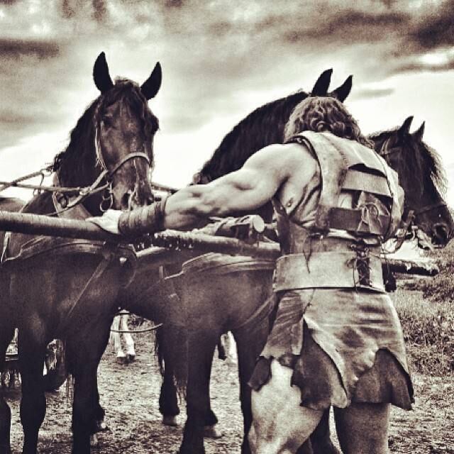 No trajeto, enfrentam batalhas e são obrigados a matar muitas pessoas. Quando encontram o Rei da Trácia, eles são contratados por ele para treinar seu exército e deixar seus guerreiros impiedosos. O filme é baseado nas histórias em quadrinho de mesmo nome