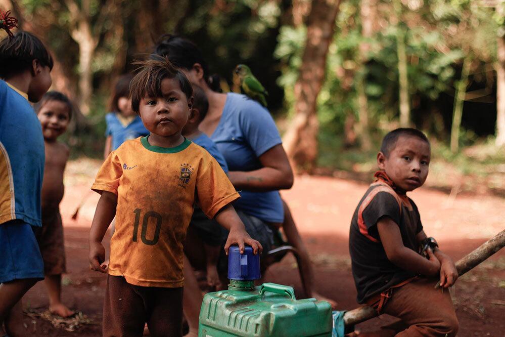 Acima, família oriunda da aldeia
Jaguapiru, na reserva de Dourados, vivendo na retomada da terra indígena
Pakurity, ocupada por plantações de soja