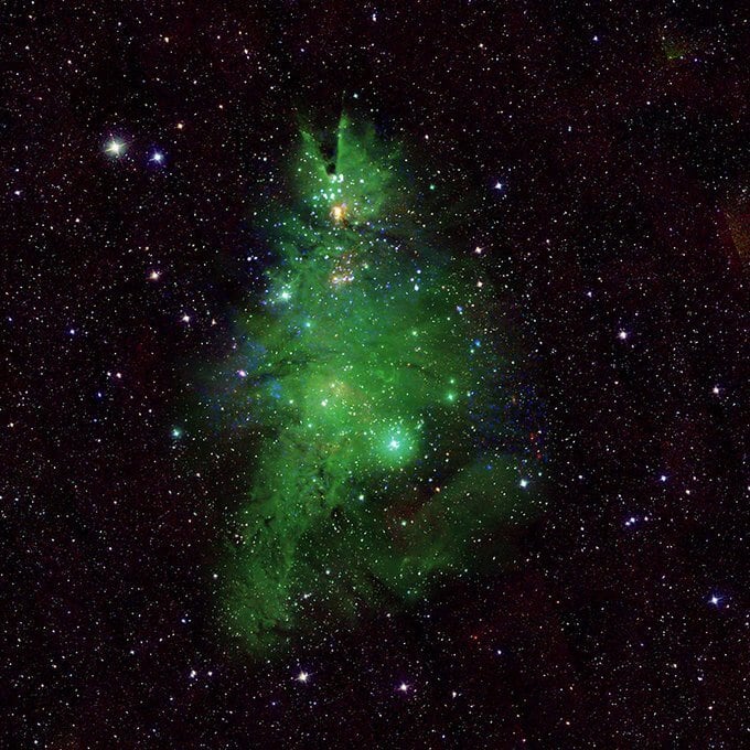 O NGC 2264, também conhecido como "Aglomerado da Árvore de Natal", é um conjunto de estrelas jovens com idades entre um e cinco milhões de anos, variando entre estrelas com um décimo da massa solar e outras com até sete vezes a massa do Sol