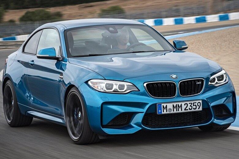 A primeira volta serviu para reconhecimento do traçado. Para mim foi o suficiente para conhecer, ao menos um pouco, da atuação do controle de estabilidade do novo M2. E olha que tentei fazer com que o cupêzinho perdesse o controle, em determinados pontos com fortes acelerações dentro das curvas. A eletrônica é extremamente confiável