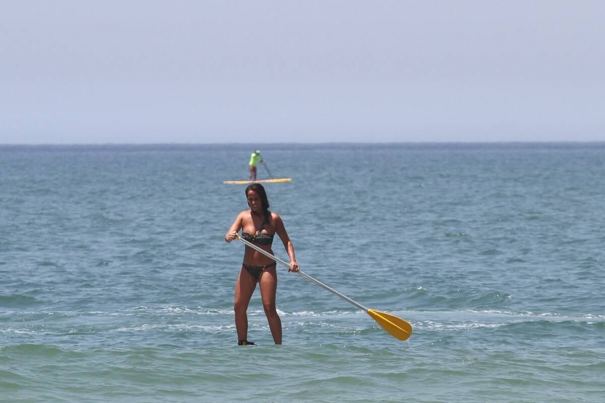 Bruno Gagliasso e Ricardo Pereira praticam stand up paddle na praia da Barra da Tijuca, no Rio