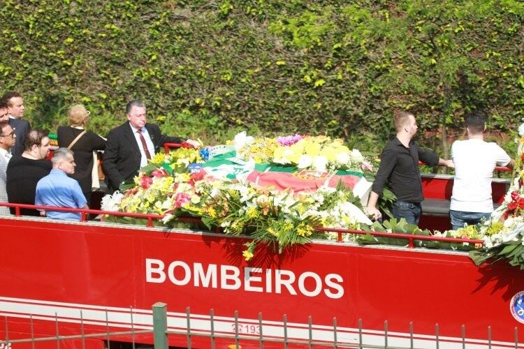 Após o velório na Casa de Portugal, o corpo de Roberto Leal chegou em um caminhão do Corpo de Bombeiros