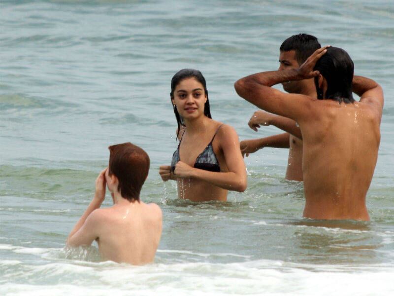 Sophie Charlotte curtiu o domingão (13) na praia do Leblon, no Rio