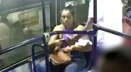 Mulher entrega um celular falso ao suspeito
