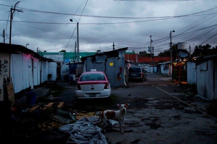 Três décadas depois do terremoto que assolou a Cidade do México em 19 de setembro de 1985, centenas das vítimas cujas casas foram destruídas pela tragédia ainda vivem em barracas de acampamento e barracos erguidos nas favelas que circundam o município — uma delas conhecida como acampamento No.3